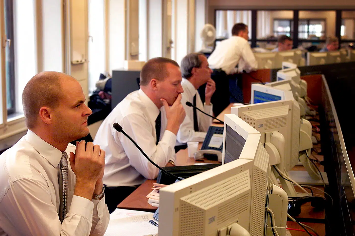 Aktiemarkederne stiger mandag på grund af genåbningen af økonomierne.