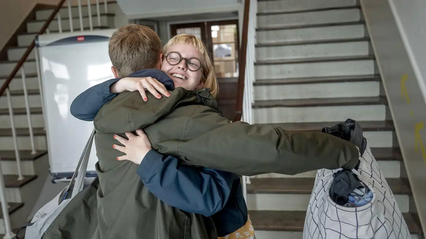 Lukas og Karoline er de første to elever tilbage på skolen. Tilfældigvis bor de også i samme »familie« på otte elever – og derfor må de kramme.