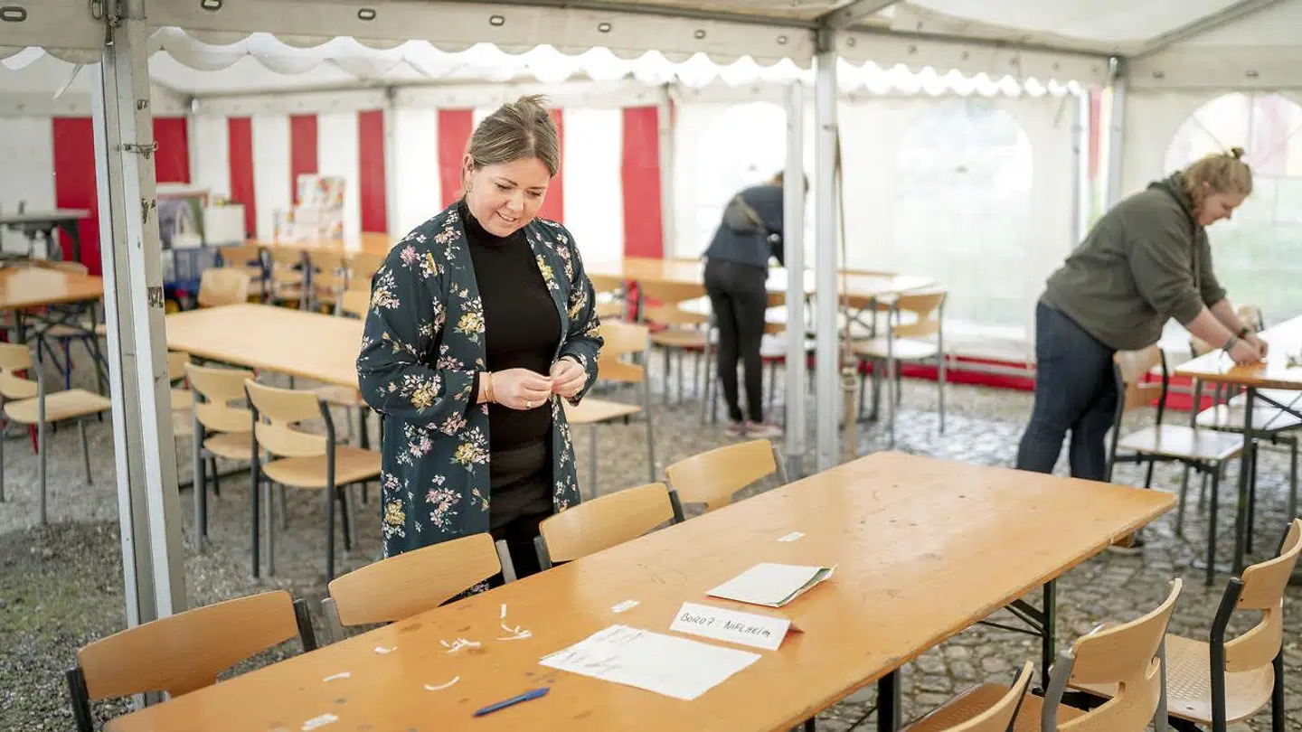Viceforstander på Flakkebjerg Efterskole, Tina Ginnerup Jespersen, gør klar til at eleverne kommer. Efterskolen har lejet et telt, som fylder gårdspladsen. Her skal eleverne i to hold spise morgenmad, frokost og aftensmad.