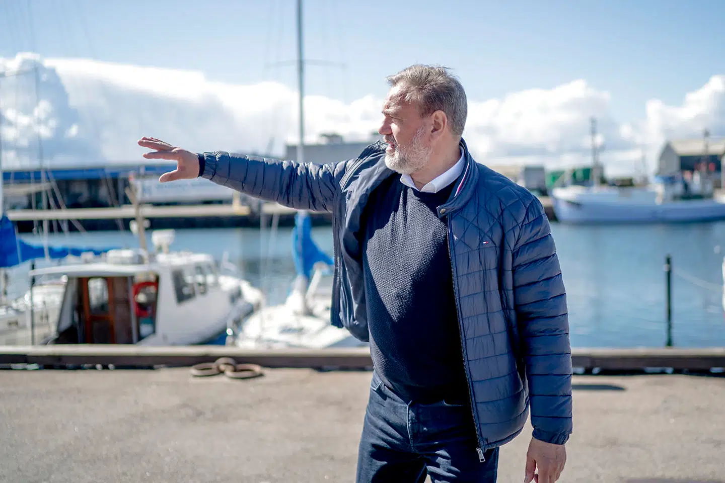 Søren Brink har været havnefoged på Hundested Havn i 20 år. Under coronakrisen er der kommet mere hærværk, og dialogen med de unge og deres forældre er blevet dårligere. Nu har han følt sig nødsaget til at hyre et vagtværn, der kan bortvise unge grupper.