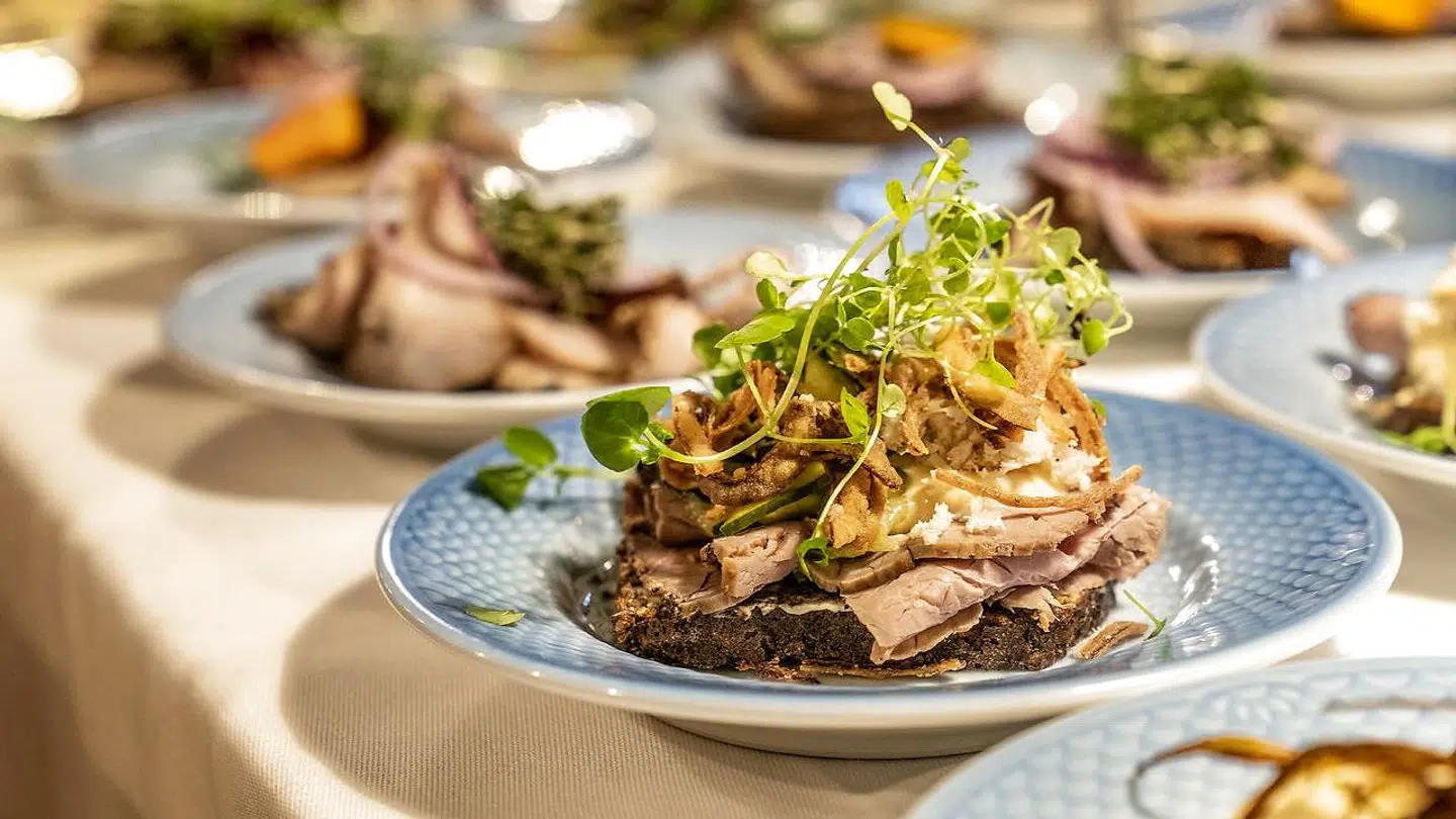 Cafeer, restauranter og værtshuse åbner.