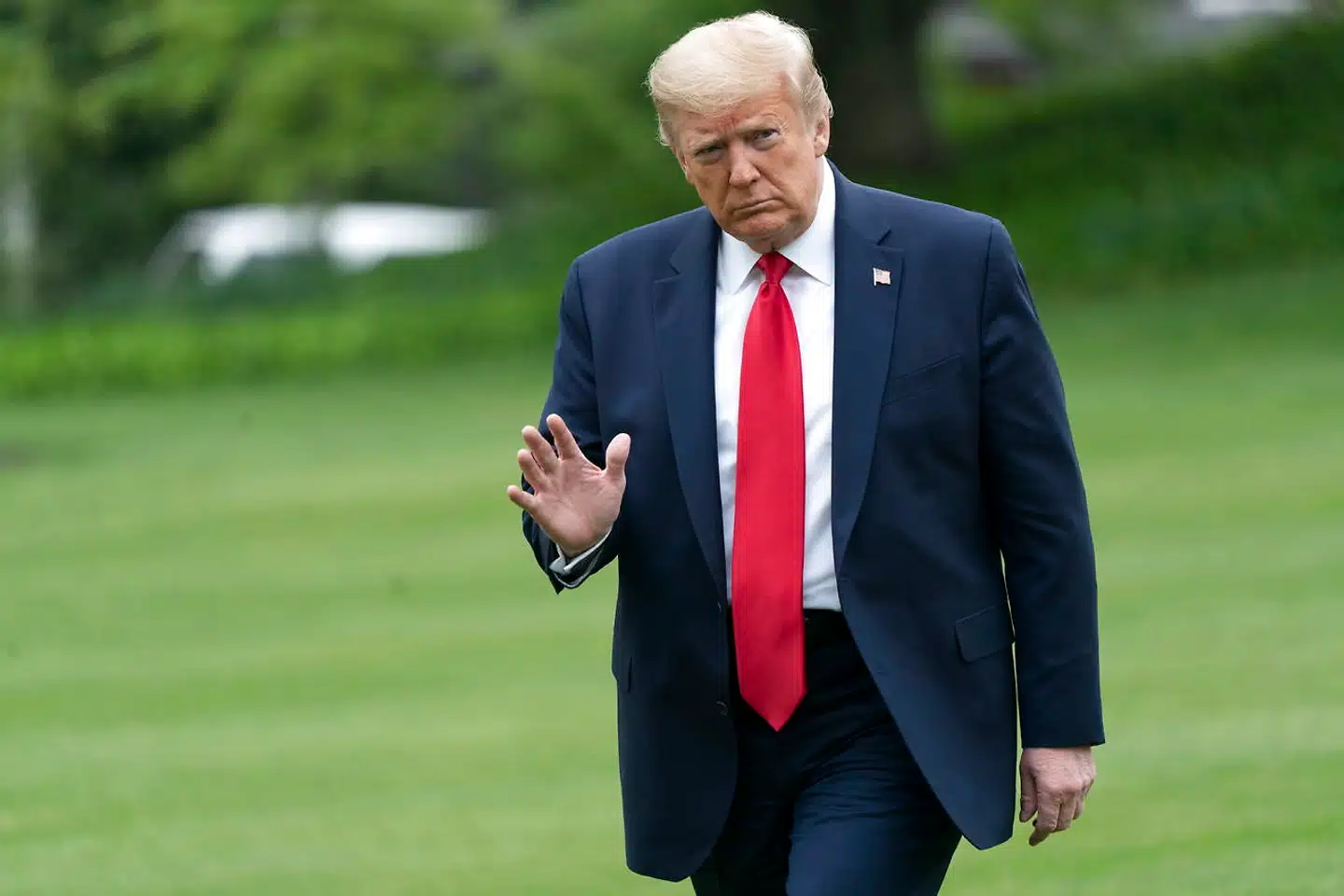 Præsident Donald Trumps regeringsindsats mod coronavirus har været »inkonsekvent«, »usammenhængende« og »besat« af mirakelkure. Imens er den amerikanske pendant til Sundhedsstyrelsen blevet svækket i en sådan grad, at den nu er helt »ineffektiv« i kampen mod coronavirus. Så hård er kritikken fra det velansete medicinske tidsskrift The Lancet, som nu opfordrer amerikanerne til at vælge en ny præsident.