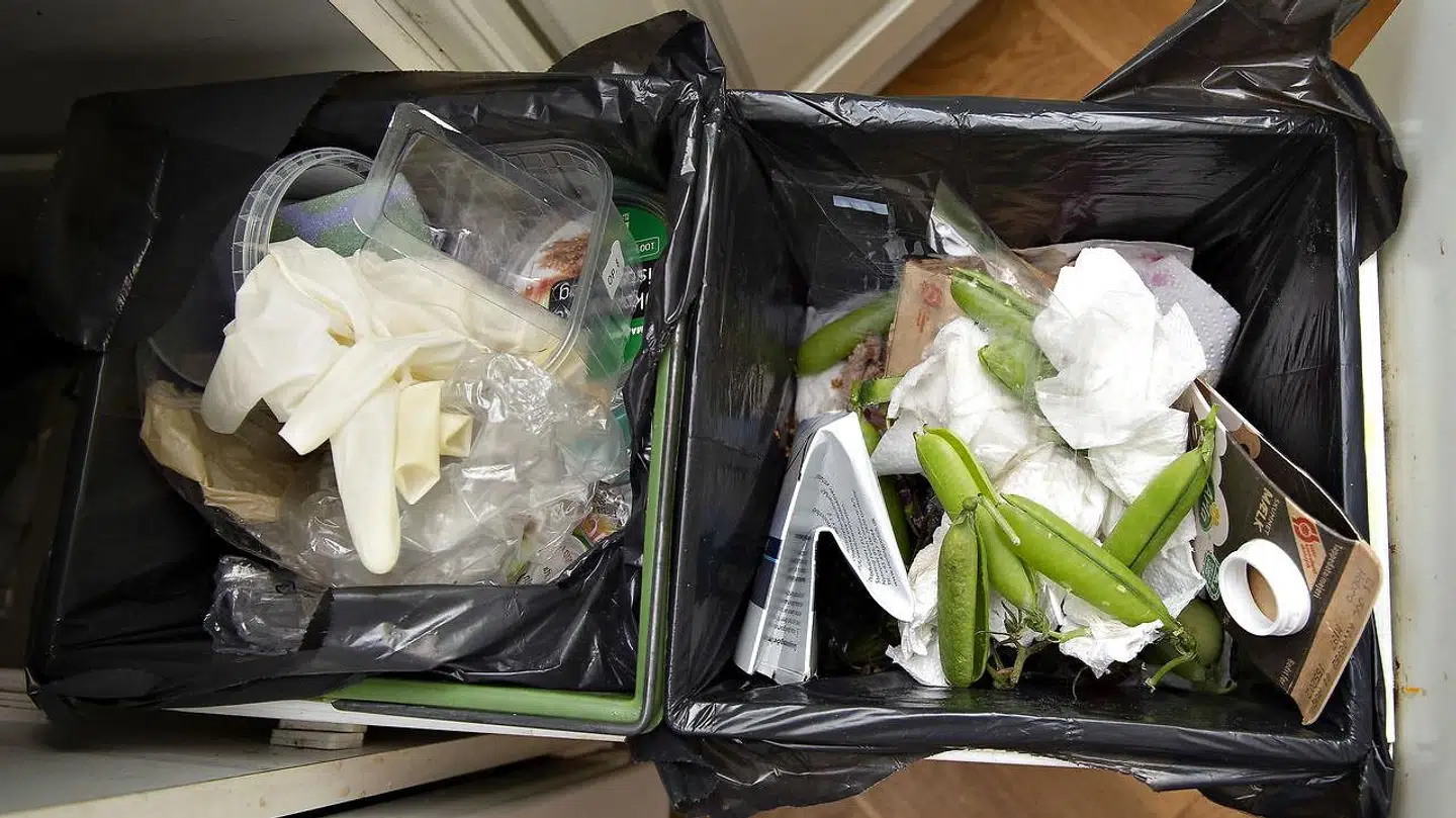 Affaldssorteringen skal ensrettes i hele landet, mener Socialdemokratiet.