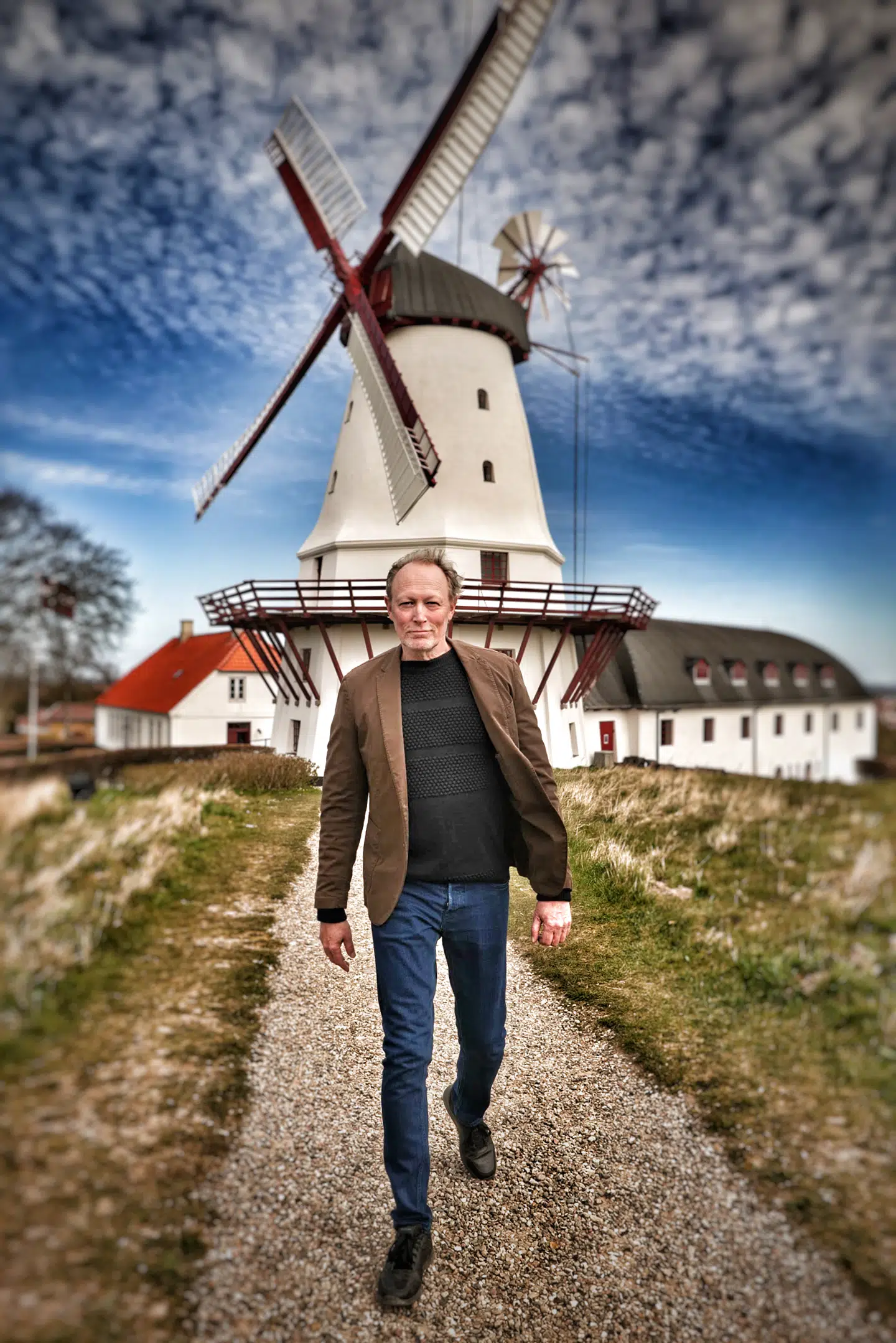 Allestedsnærværende Lars Mikkelsen fortæller om Sønderjyllands historie. Han gør det glimrende, med en klar og rolig diktion. Foto fra serien: Morten Krüger.