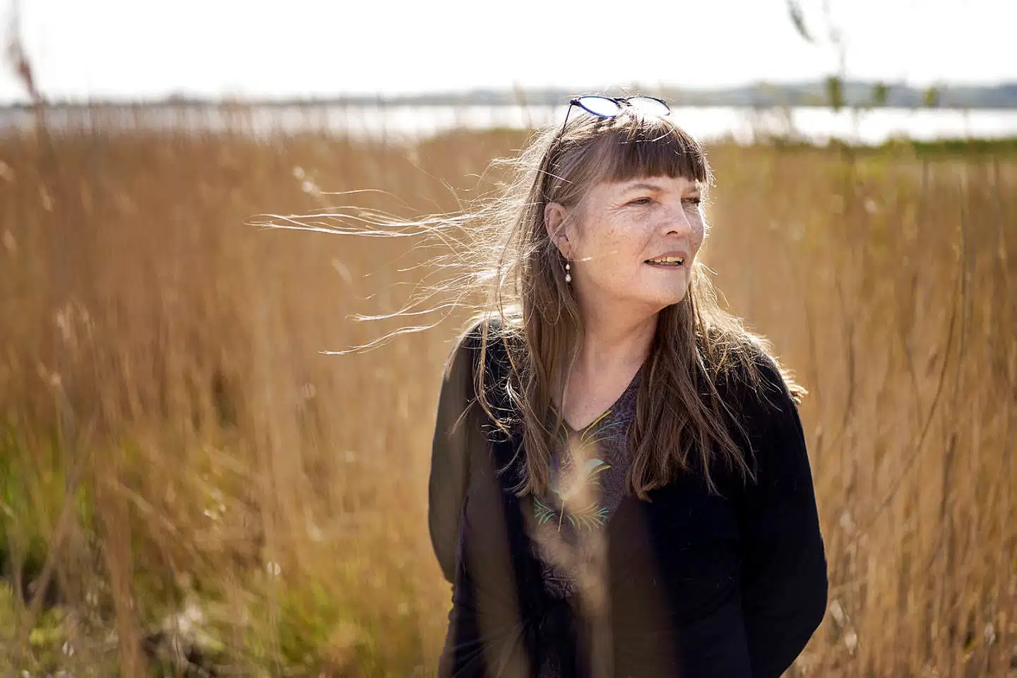 Anna Grue har allerede med sin serie om politiefterforskeren Dan Sommerdahl, der lige nu sendes på TV 2 Charlie, vist, at hun kan skrue et hverdagsindviklet plot sammen, og det nye bekendtskab med Anne-Maj Mortensen og hendes gravhund, slankekure, bøger, kogekunst, fordomme og fandenivoldskhed er dejligt lovende.