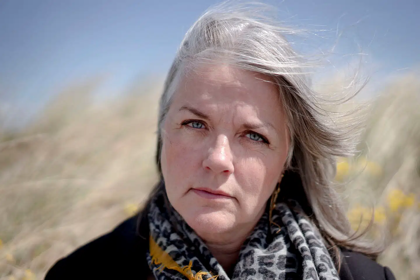»Jeg måtte ikke tage derned og se hende – heller ikke udenfor. Det føltes ydmygende og meget uværdigt for min mor. Jeg følte mig magtesløs. Jeg følte, at jeg svigtede hende,« fortæller Bettina Graae.