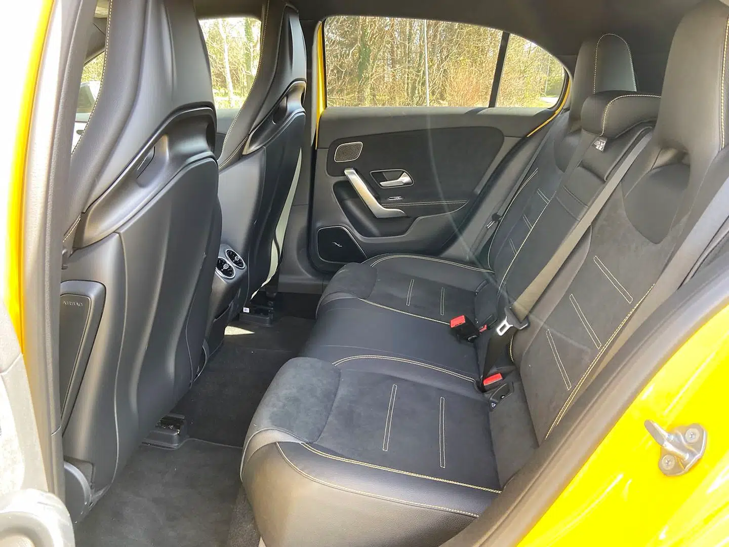 Selv om den præsterer som en superbil, er den lige så fornuftig og brugbar som en Golf med fin bagsædeplads og et praktisk bagagerum.