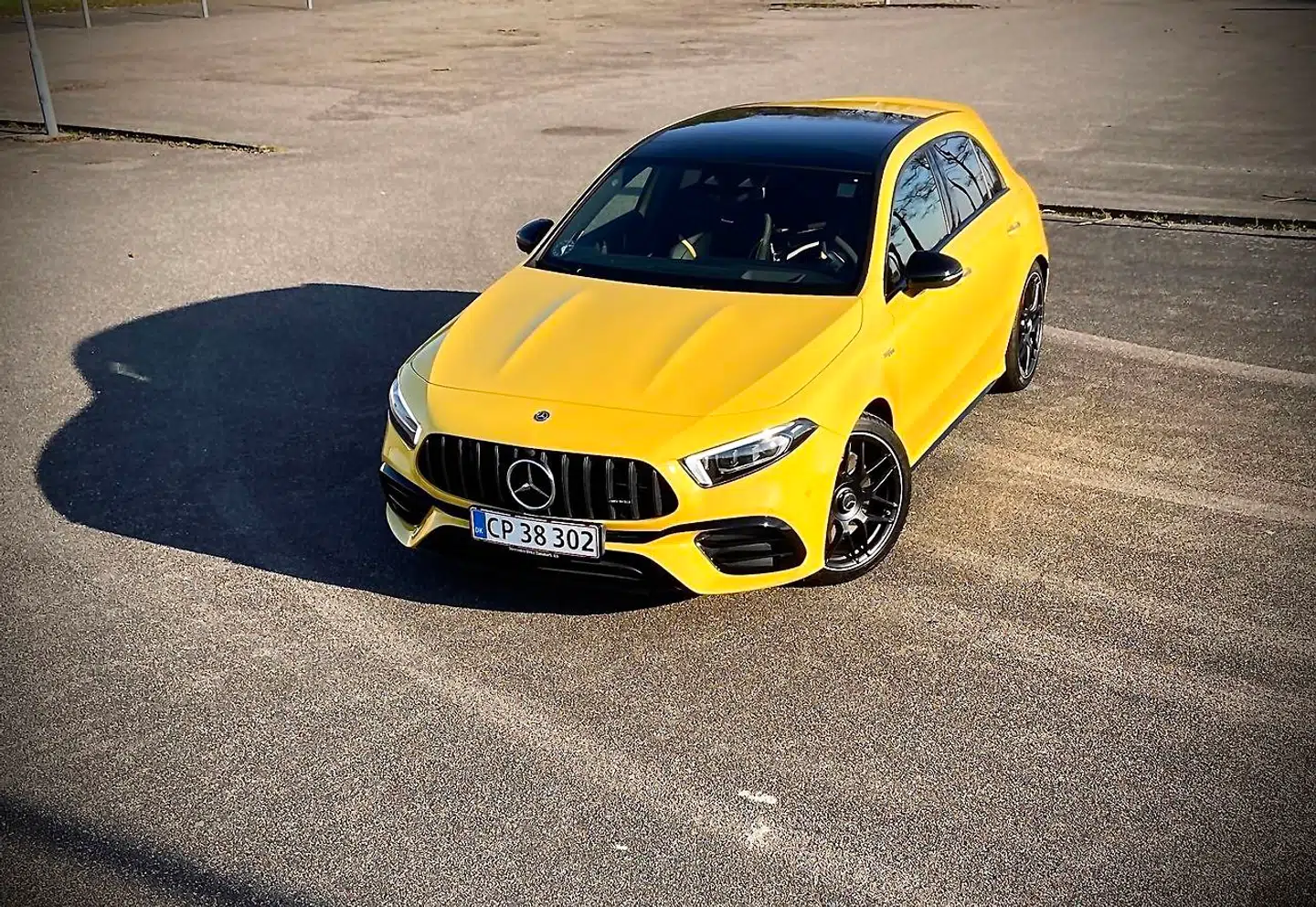 Undervognen og bilens firehjulstræk er sat på en måde, så A 45 S leverer baghjulstrækstilbøjeligheder, samtidig med at forhjulene griber effektivt i asfalten. Det gør kurvekørsel til en decideret fest.