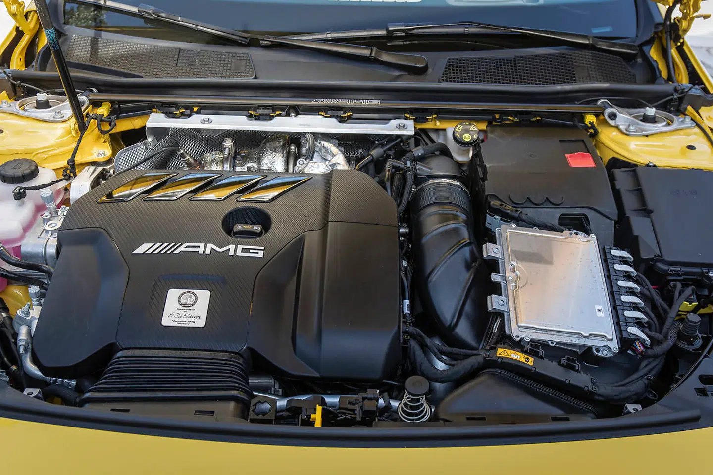 Med 421 hk er motoren i Mercedes-AMG A 45 S den kraftigste serieproducerede toliters motor nogensinde. Selv om den har turbo, opfører den sig som en sugemotor, der elsker omdrejninger, og det gør den forførende.