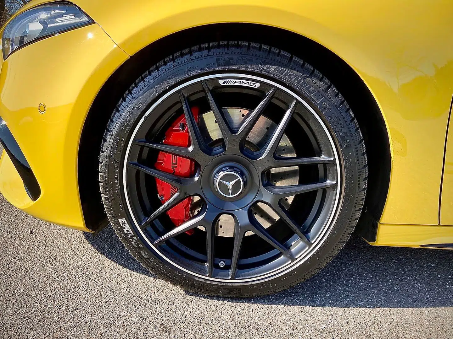 Bremserne er dimensioneret som på en racerbil, og de leverer bremsekraft, så kinddellen næsten efterlader fedtede mærker på indersiden af forruden.