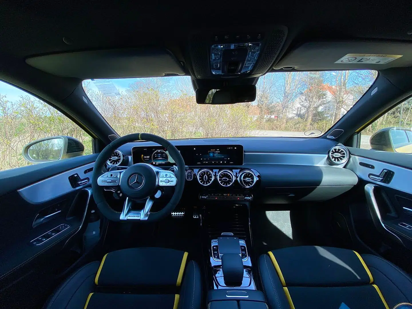 Kabinen er lige så digitalt fremme i køreskoen som den almindelige A-Klasse – men i AMG-udgaven er den naturligvis svøbt i alcantara og har gule kontrastsyninger.