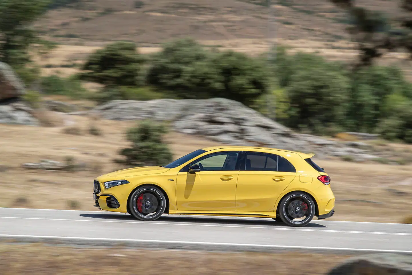 Slipper man sin Mercedes-AMG A 45 S løs på en serie trafikforladte b-veje, bliver den legesyg som en hundehvalp, der aldrig bliver træt af at løbe efter pinden.