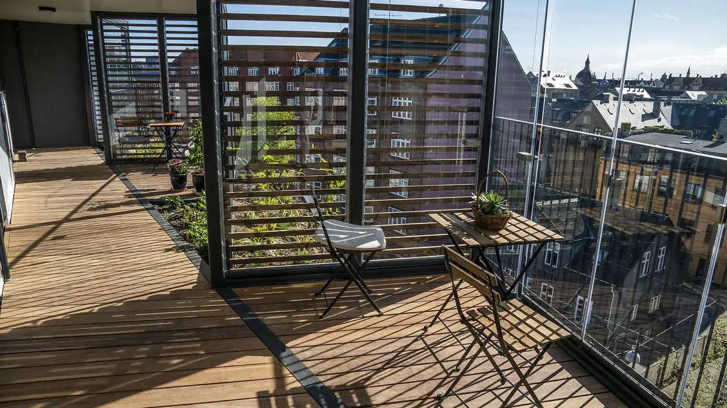 Det er den unge tegnestue Lokal, der har udviklet projektet og facaden med den påhængte karnapløsning. De vandt minikonkurrencen om en facaderenovering, da den blev udskrevet af ejerforeningen for otte år siden og har siden da arbejdet på at få konkurrenceprojektets ideer til at blive til arkitektur.
