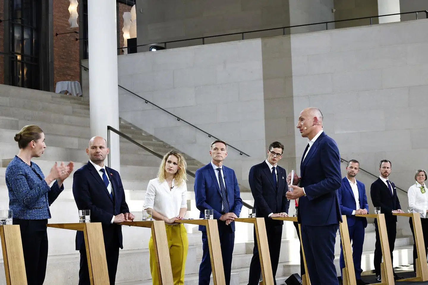 ARKIVFOTO: Vend genåbningen på hovedet, og åben samfundet op for alle, der kan overholde sundhedsmyndighedernes retningslinjer, lyder det nu fra Kristian Thulesen Dahl forud for onsdagens forhandlinger om yderligere genåbning. Også de Konservative mener, at det giver bedre mening at tale om, hvad der fortsat skal holdes lukket i stedet for, hvad der kan åbne hvornår. Her ses alle partiledere til TV-debat i torsdags.