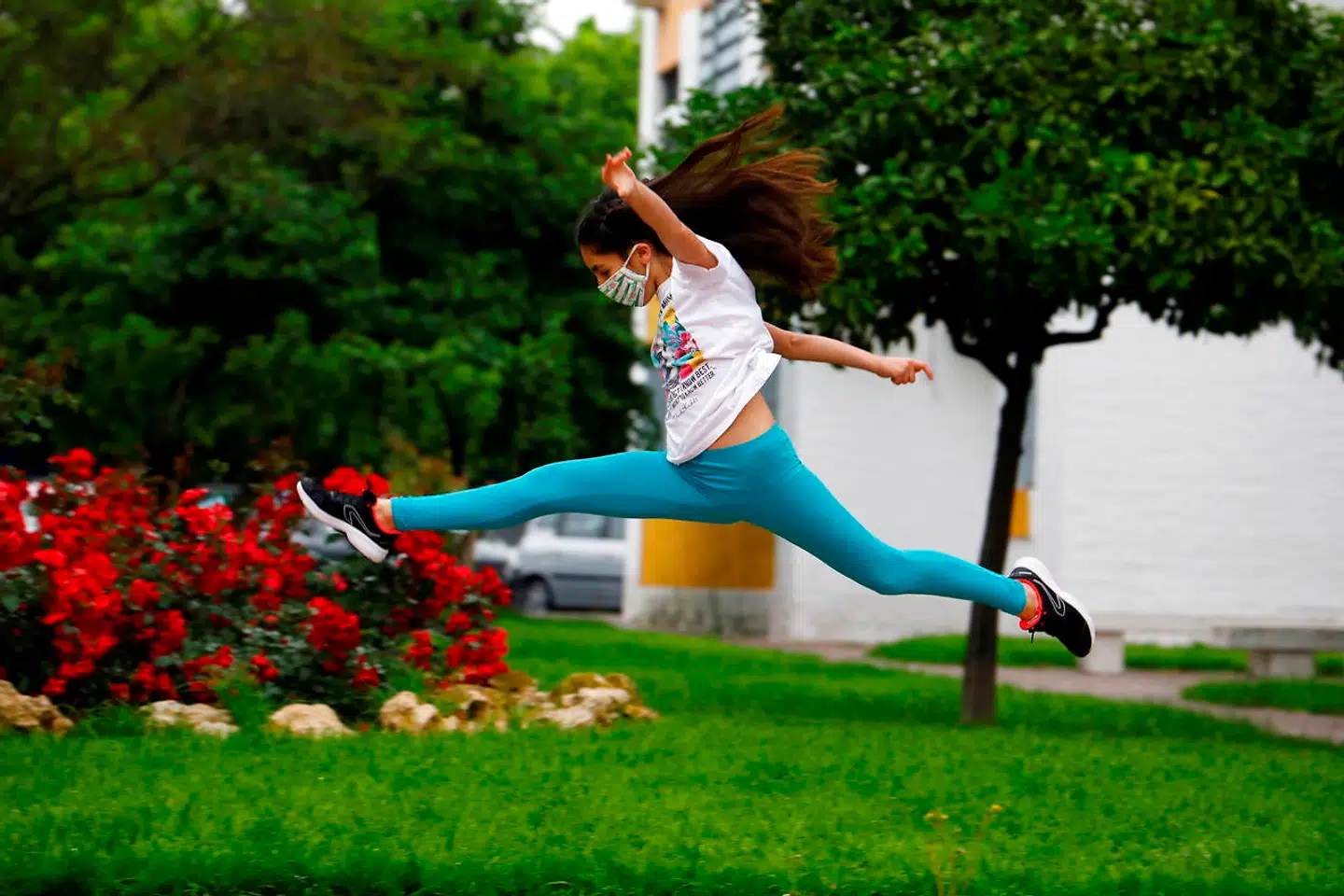 Det foregik for mange især mindre spanske børn i fuldt firspring, da regeringen sidst i april lempede på et syv uger langt totalt udgangsforbud for mindreårige.