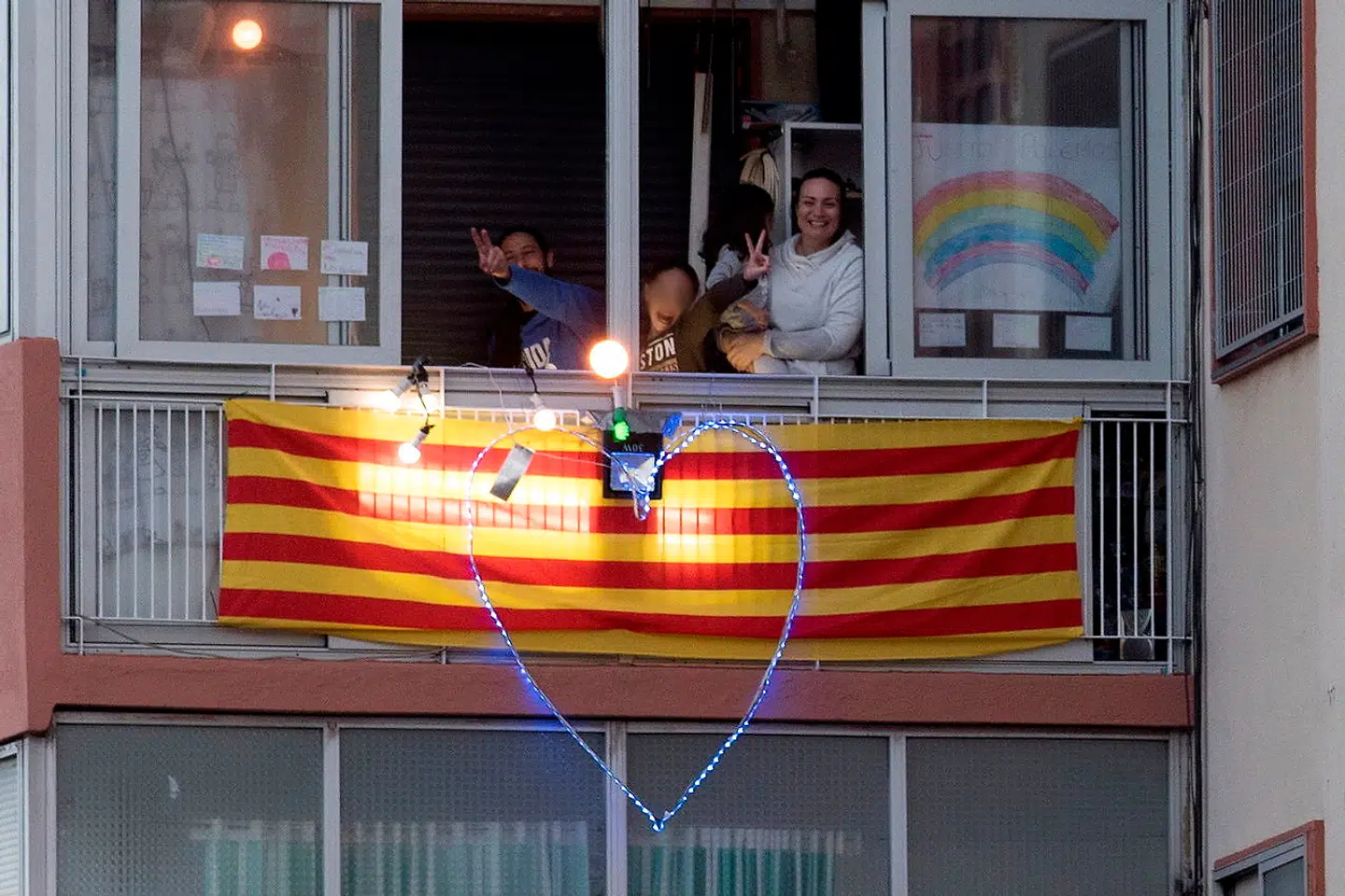Under Spaniens lange nedlukning har det i mange familier været en fast rutine at deltage i det daglige bifald til sundhedsarbejderne fra åbne vinduer, balkoner og altaner. Som her i byen Huesca nord for Zaragoza.