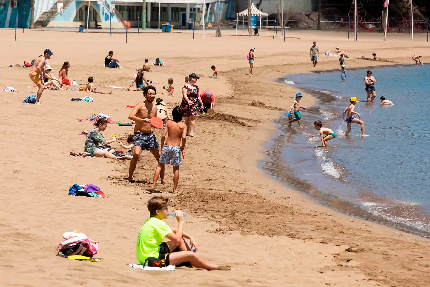 I dele af Spanien er dagligdagen så småt gået i gang igen også for børnene som her på en strand i Las Palmas. Men områderne omkring landets største byer, heriblandt Barcelona, befinder sig fortsat i den såkaldte »fase 0« med strenge regler for bevægelsesfriheden.