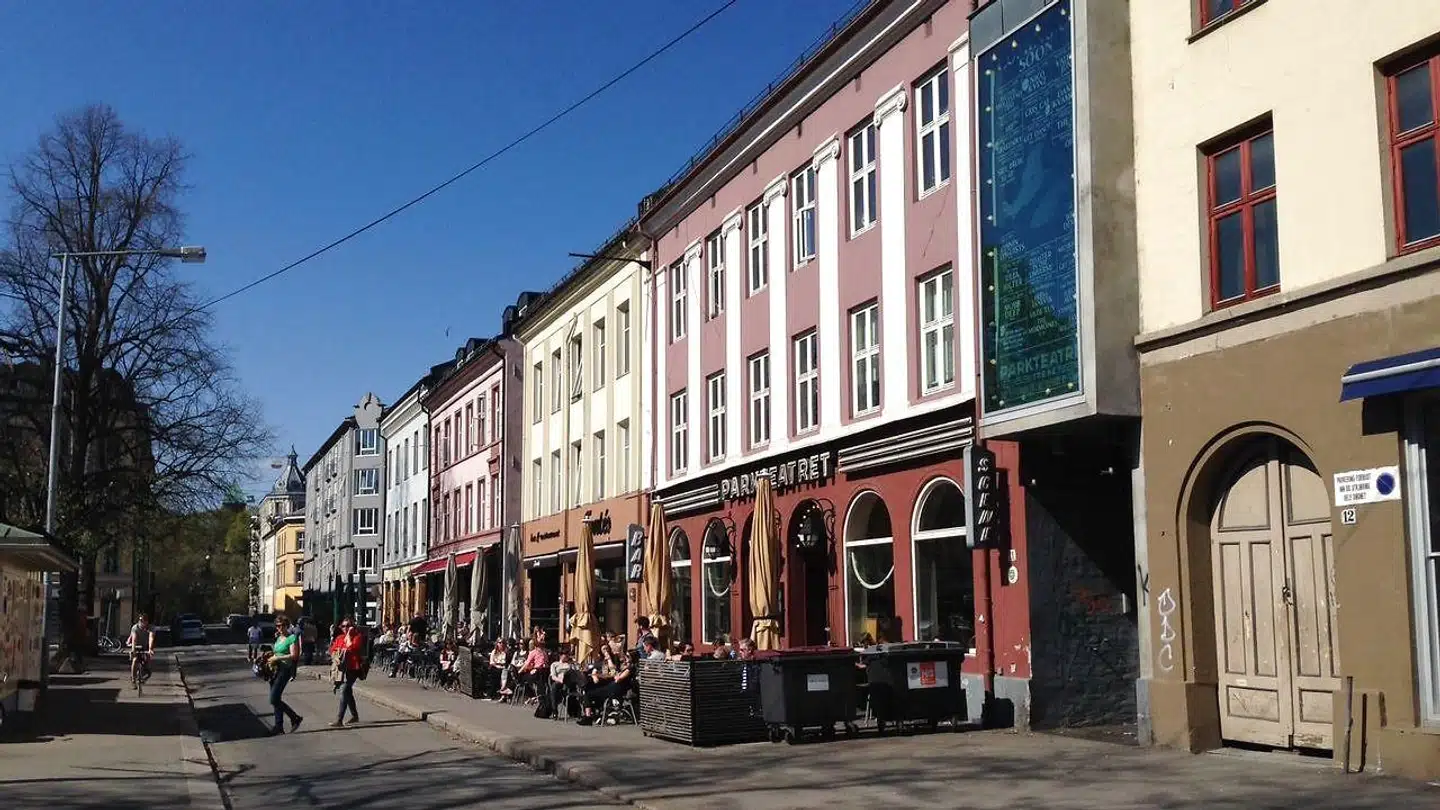 Grünerløkka er et af Oslos mest tjekkede områder, kendt for sin gadekunst, stilfulde barer, aktive danseklubber og afslappede cafeer.