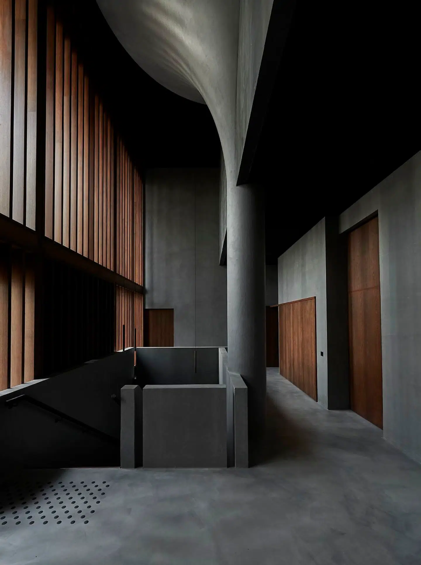 Interiøret i Restaurant Maaemo er holdt i en rå naturstil, som understreger det innovative, norske køkken.