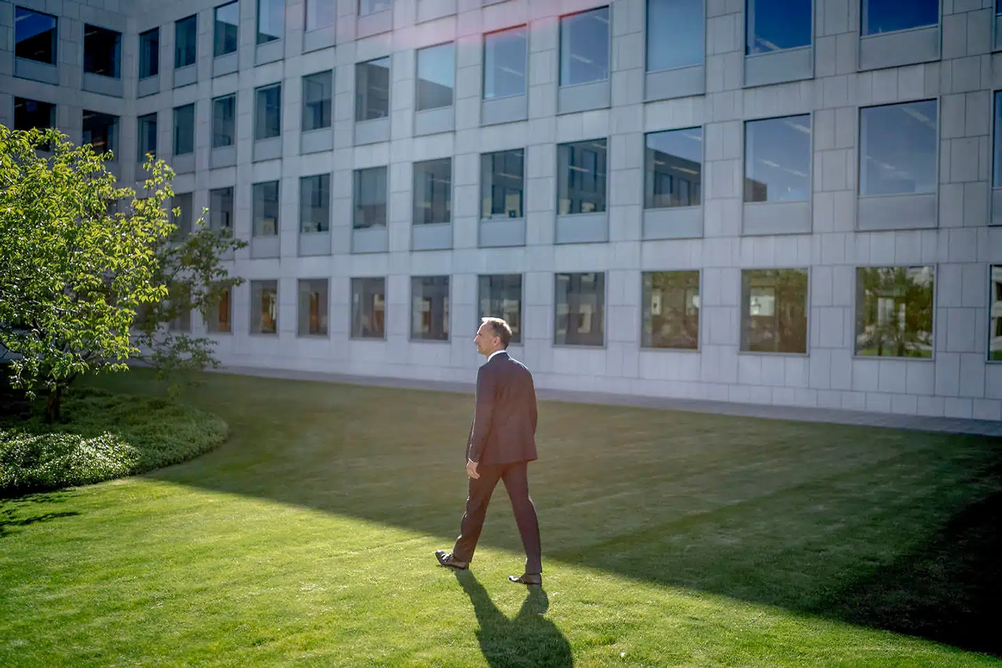 »Man kan sagtens påstå, at vi sandelig ikke har råd til den grønne omstilling. Men man kan også sige, at vi aldrig har haft så mange penge til det som nu. Vi skal sørge for, at det falder den rigtige vej,« siger Mærsk bestyrelsesformand, Jim Hagemann Snabe.
