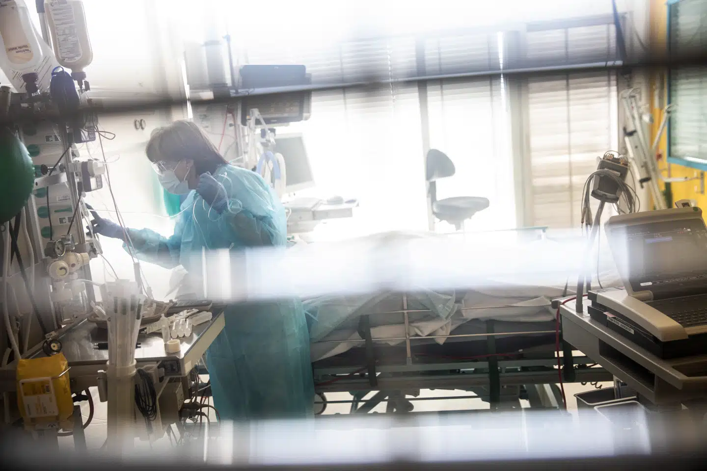 A nurse supervises a patient with covid-19 in one of the rooms at Herlev Hospital's Department of Anesthesia, Operation and Intensive Care, in Copenhagen, Denmark, at the beginning of May 2020. ** The picture is for editorial use only to stories of the corona situation. Closer date has been left out for the sake of patients anonymity **.. (Foto: Ólafur Steinar Gestsson/Ritzau Scanpix)
