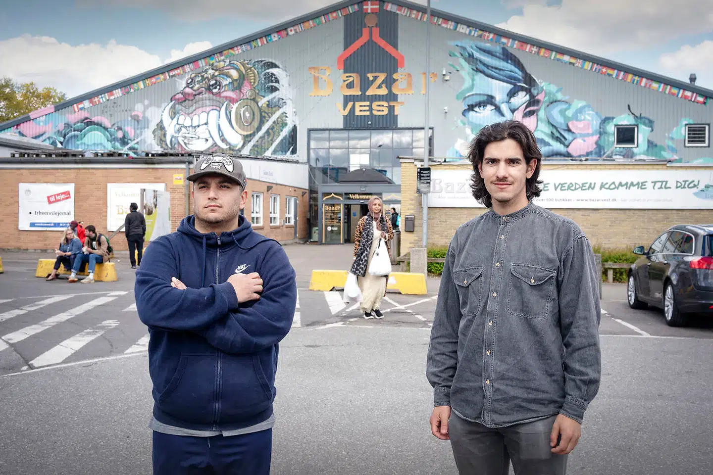 I et af Danmarks mest berygtede ghetto-områder kæmper unge muslimer for deres religion med støjende bilkorteger og fællesbøn på parkeringspladser. Under et besøg i Gellerupparken kommer samfundsdebattørerne Ali Aminali (tv) og Jens Philip Yazdani tæt på problemerne, men de er stærkt uenige om islams betydning for lokalområdet.