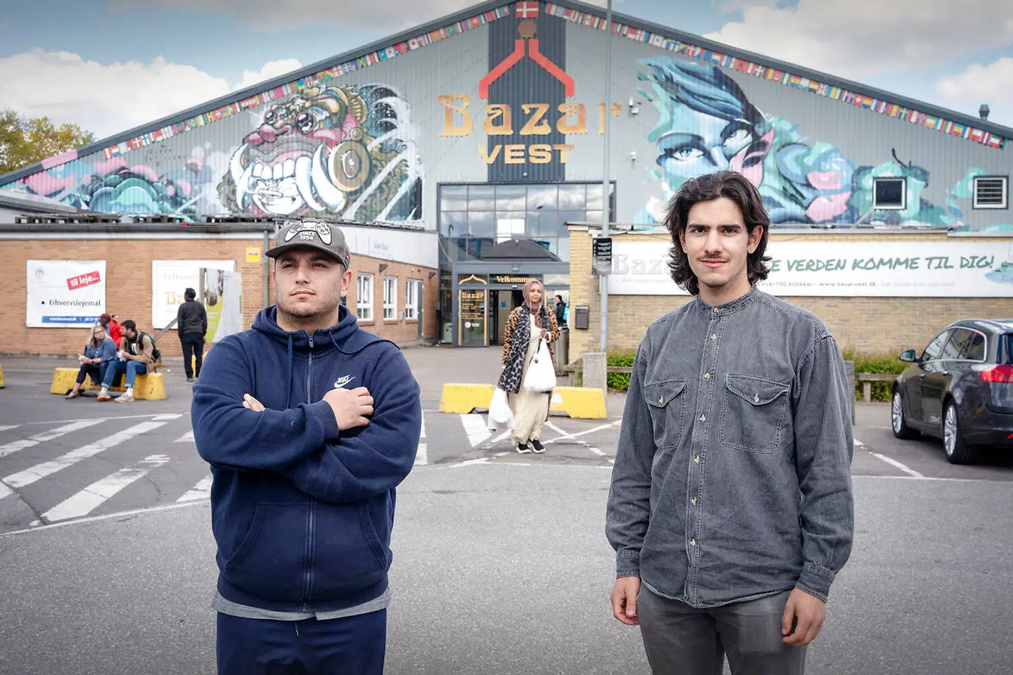 I et af Danmarks mest berygtede ghetto-områder kæmper unge muslimer for deres religion med støjende bilkorteger og fællesbøn på parkeringspladser. Under et besøg i Gellerupparken kommer samfundsdebattørerne Ali Aminali (tv) og Jens Philip Yazdani tæt på problemerne, men de er stærkt uenige om islams betydning for lokalområdet.