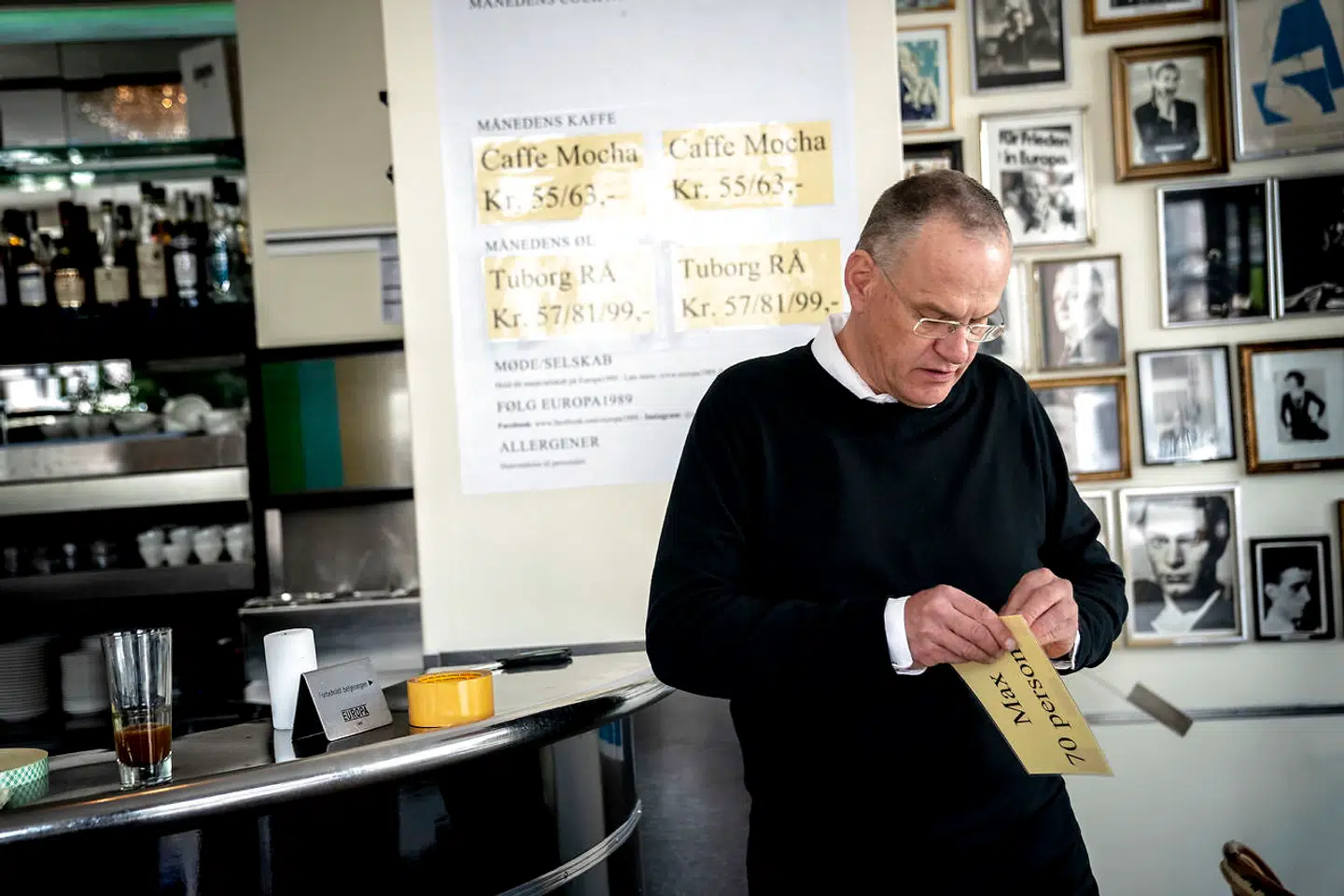 »Max 70 personer«. Det er nye tider på Café Europa, der åbner mandag efter de nye retningslinjer, som Jens Nørgaard er rigtig godt tilfreds med.
