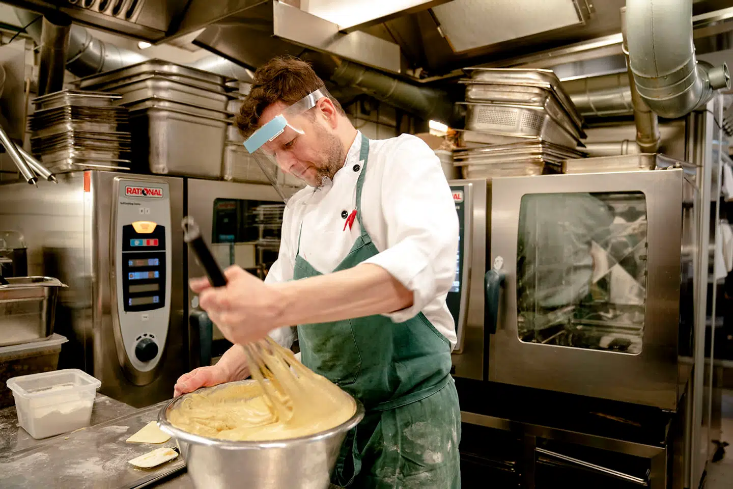Der bliver taget særlige forholdregler i køkkenet, hvor aktivitetsniveauet har været højt siden torsdag, hvor de nye retningslinjer landede.