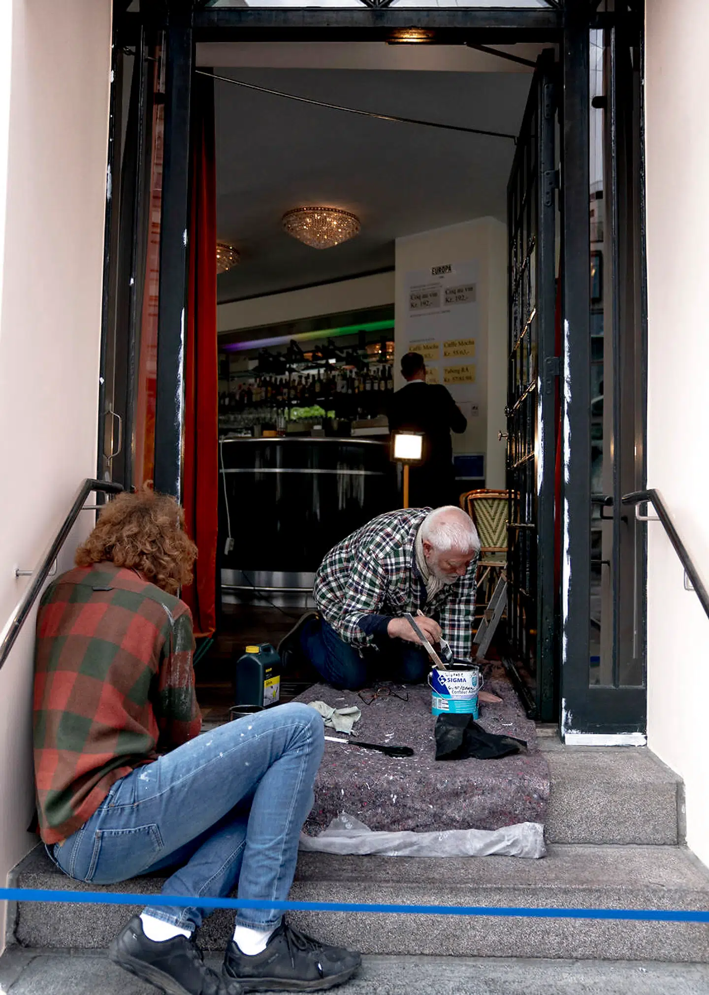 Der gøres klar til genåbning i Café Europa ved storkespringvandet.