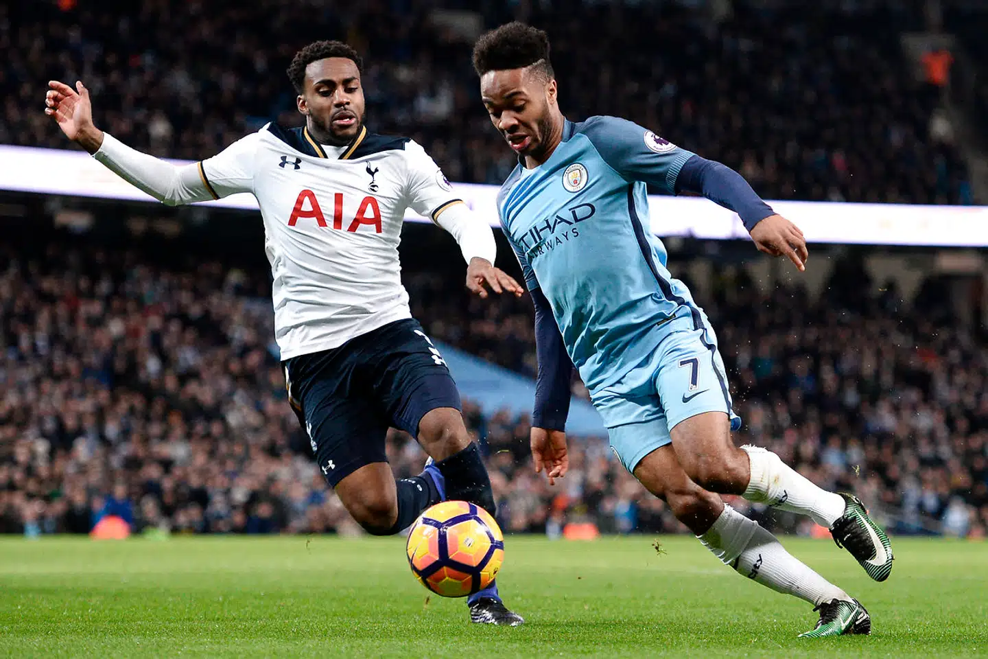Danny Rose, her i Tottenham-trøjen, i nærkamp med Manchester Citys Raheem Sterling. De to engelske landsholdsspillere er blandt de stjerner, som klart har talt i mod at genoptage Premier League og andre turneringer af frygt for at sætte gang i nye smittekæder.