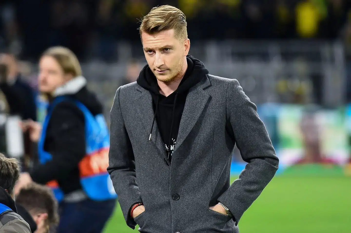 Marco Reus er langtidsskadet og deltager ikke i lørdagens lokalopgør om Ruhr-området, når Borussia Dortmund tager imod Schalke 04. Dortmund-anføreren har trods smittefaren forståelse for, at turneringerne må i gang igen, hvis fodbolden skal reddes som underholdningsindustri.