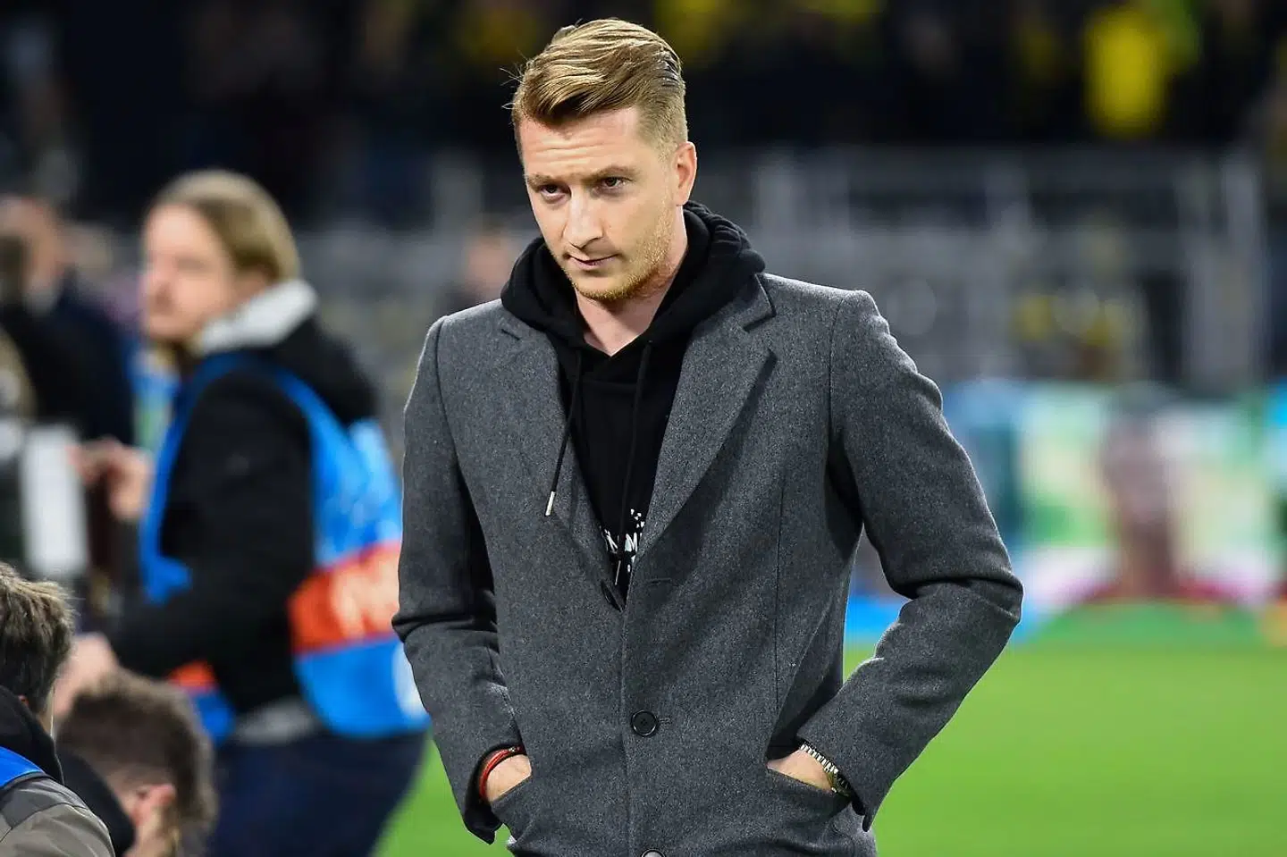 Marco Reus er langtidsskadet og deltager ikke i lørdagens lokalopgør om Ruhr-området, når Borussia Dortmund tager imod Schalke 04. Dortmund-anføreren har trods smittefaren forståelse for, at turneringerne må i gang igen, hvis fodbolden skal reddes som underholdningsindustri.