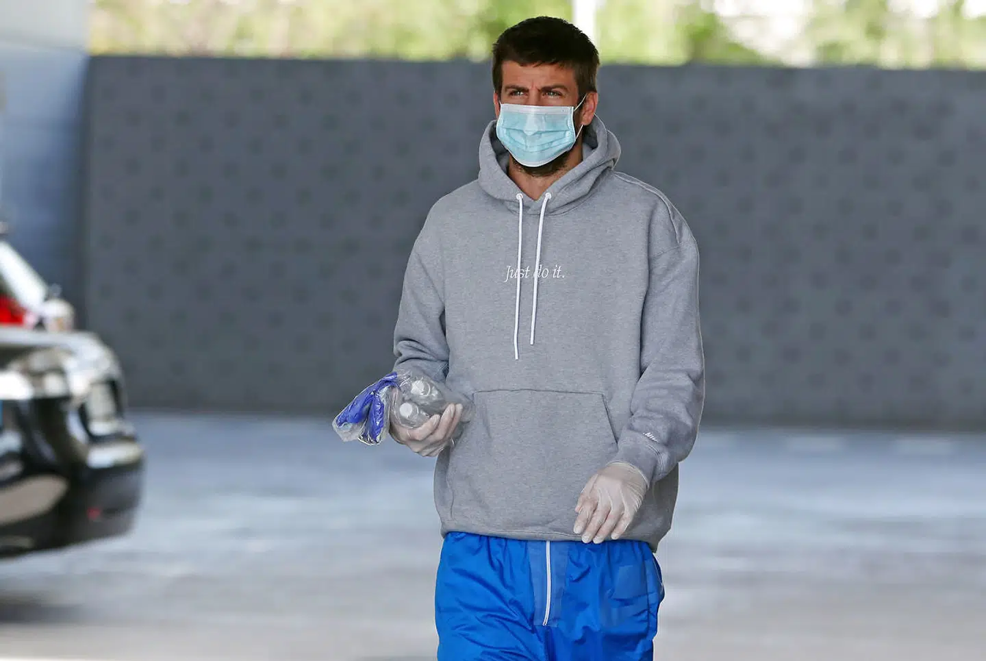 Gerard Piqué ankommer til FC Barcelonas træningsanlæg. Den indflydelsesrige forsvarsspiller er fortaler for en lang genoptræningsperiode for at undgå skader. Men den spanske ligaforening vil, med henvisning til en dansk undersøgelse, i gang så hurtigt som muligt.