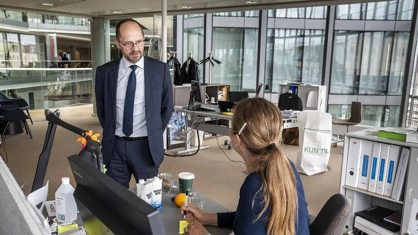 Ib Enevoldsen, direktør for Rambøll, forudser, at det kan »blive en personlig kvalifikation at kunne håndtere sig selv ledelsesmæssigt hjemmefra«. Billedet er fra Rambølls hovedkvarter i Ørestad, hvor der fredag stadig er langt mellem medarbejderne. På mandag bliver billedet et andet.