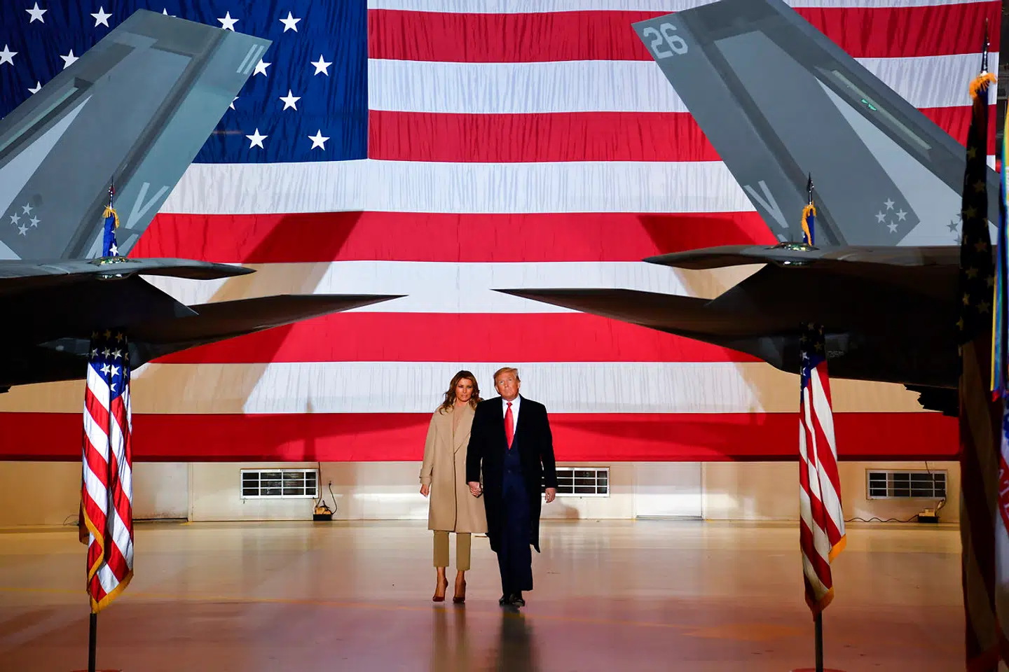 USAs præsident, Donald Trump, og hans hustru, Melania, ved underskrivelsen af en forsvarsaftale ved Andrews Air Force Base i delstaten Maryland.