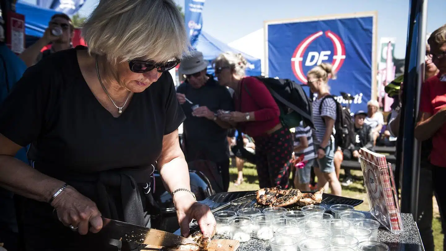 Pia Kjærsgaard fortæller gerne om ferieoplevelser fra Santorini – og når der er folkemøde, serverer hun gerne specialiteter fra det græske. Her et billede fra 2017-udgaven af Folkemødet, hvor den stod på græsk kylling og drinks på Cirkuspladsen i Allinge på Bornholm.