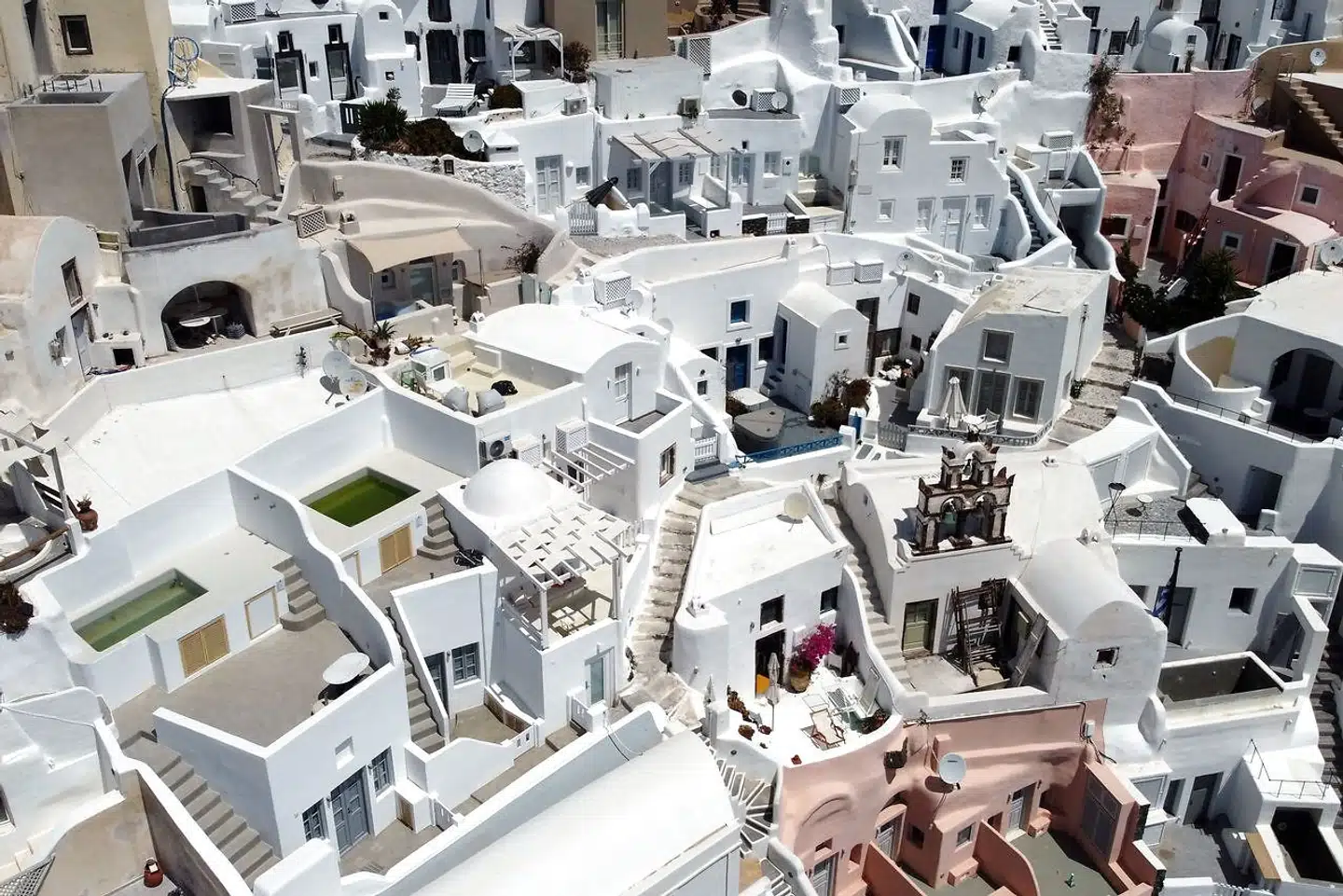 Pia Kjærsgaards hus ligger i en landsby på den græske ø Santorini. Feriehungrende danskere kan håbe, at der bliver åbnet for rejser til Grækenland til sommer.