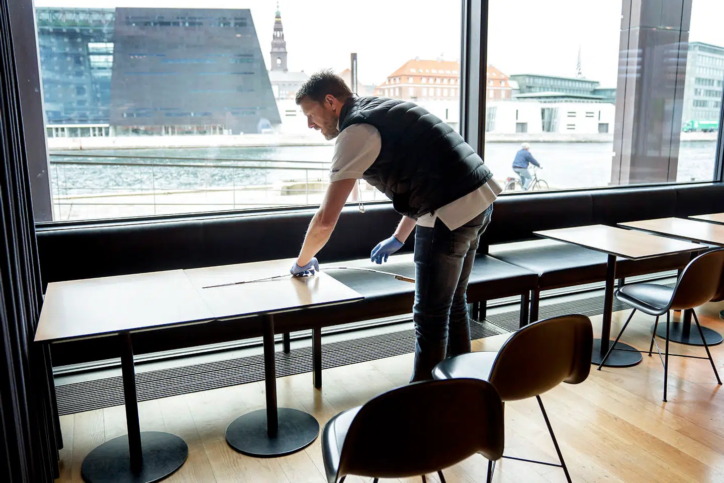 Restaurantejer Christian Aarø er i fuld sving med at genindrette sin restaurant, så pladskravene kan overholdes.