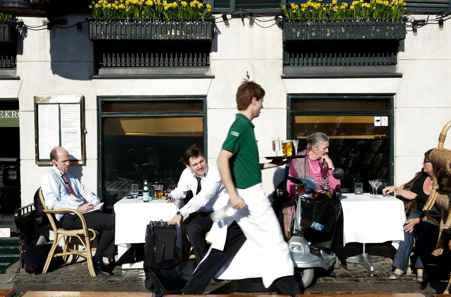 Restauranter og cafeer får nu lov til at tage en større del af Københavns fortove i brug, når de fra på mandag må åbne igen.