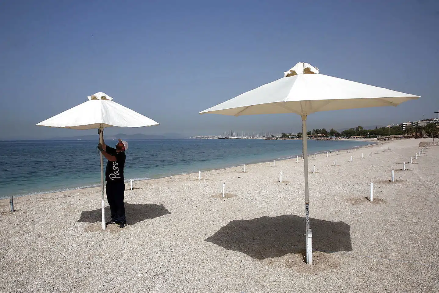 Ifølge de nye græske strandregler må der maksimalt være 40 gæster pr. 1.000 kvadratkilometer, mens der skal være fire meters afstand mellem parasollerne.