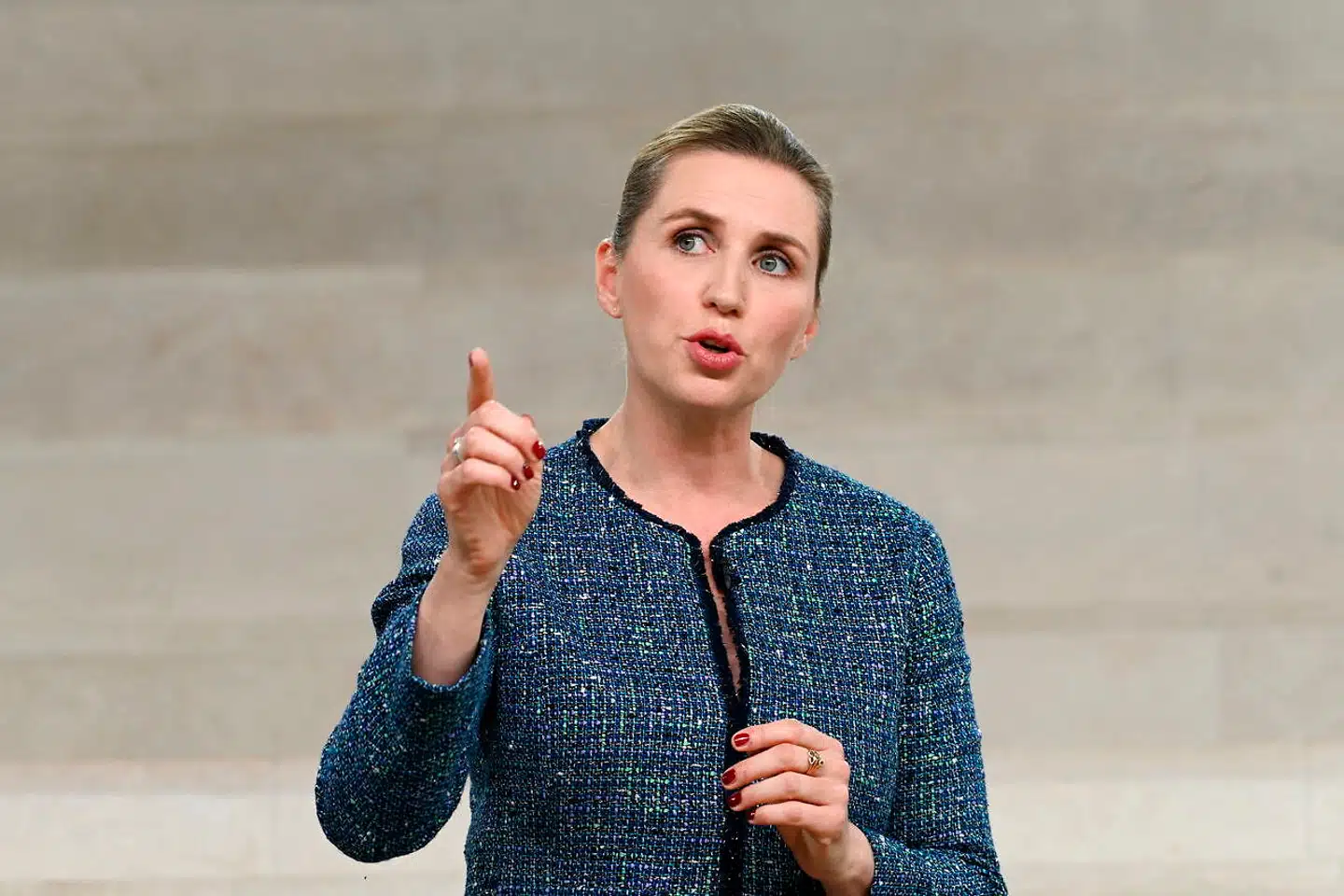 Nye beregninger fra Statens Serum Institut er så optimistiske, at Mette Frederiksen vil forhandle med andre partier om en yderligere genåbning allerede i fase to. Professor mener, at det går for hurtigt.