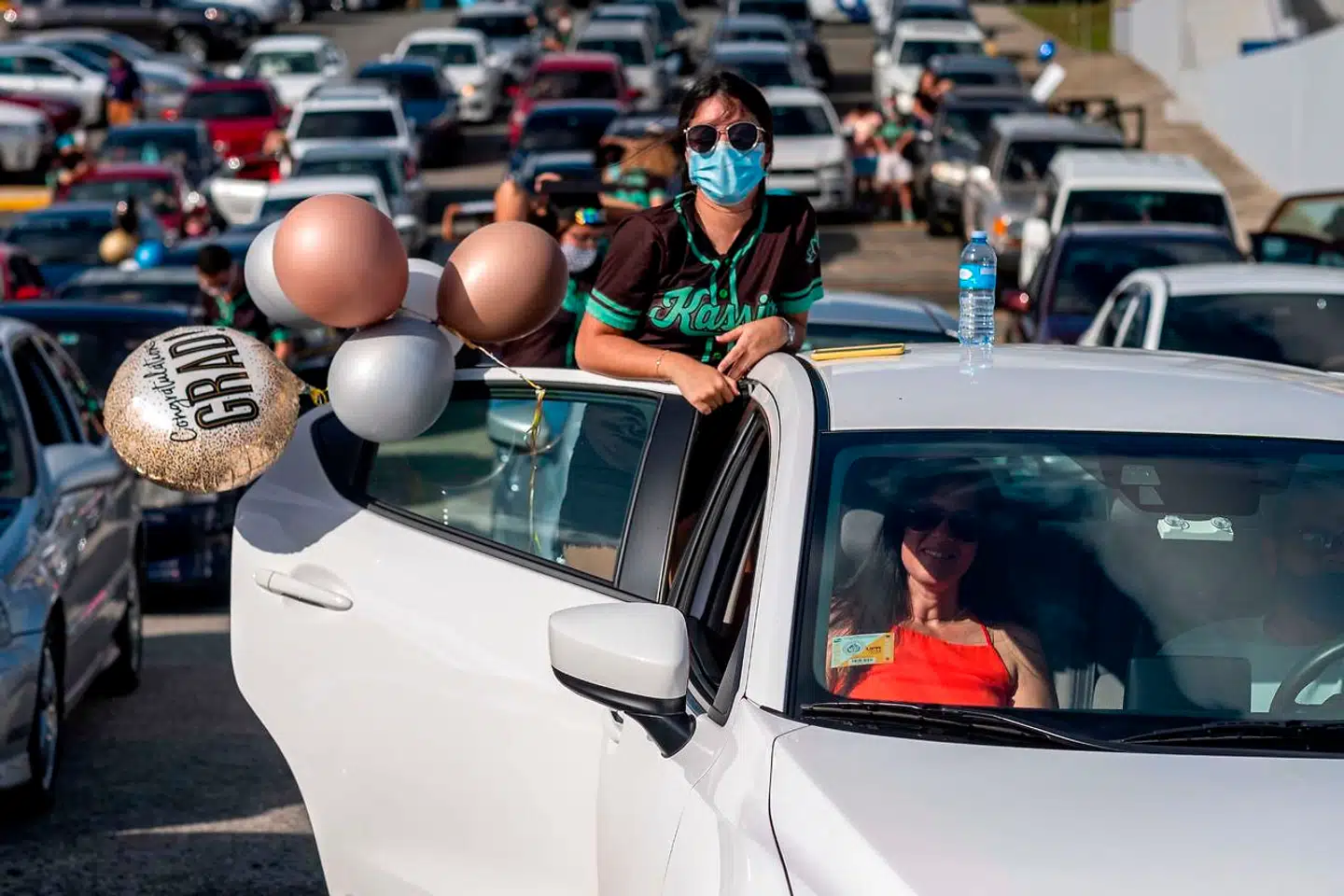 Skoleeleverne i Puerto Rico kan på grund af den sociale distance ikke fejre deres afgang, det markerer de fra deres biler på en parkeringsplads, som en alternativ afslutning på deres skolegang.