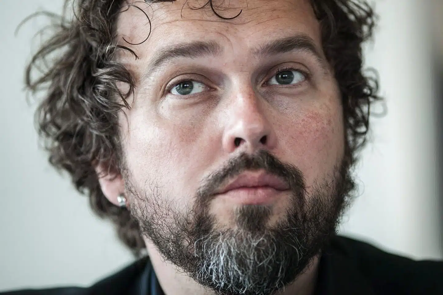 »Vi må se på, hvad strafferammen er for civil ulydighed, og om det lønner sig. Jeg må jo selvfølgelig også diskutere det med bestyrelsen, men jeg synes faktisk, det er et vigtigt signal at sende, at vi arbejder for det,« siger Aros-direktør Erlend Høyersten til Jyllands-Posten. Han overvejer at åbne Aros, selv om museet endnu ikke må.