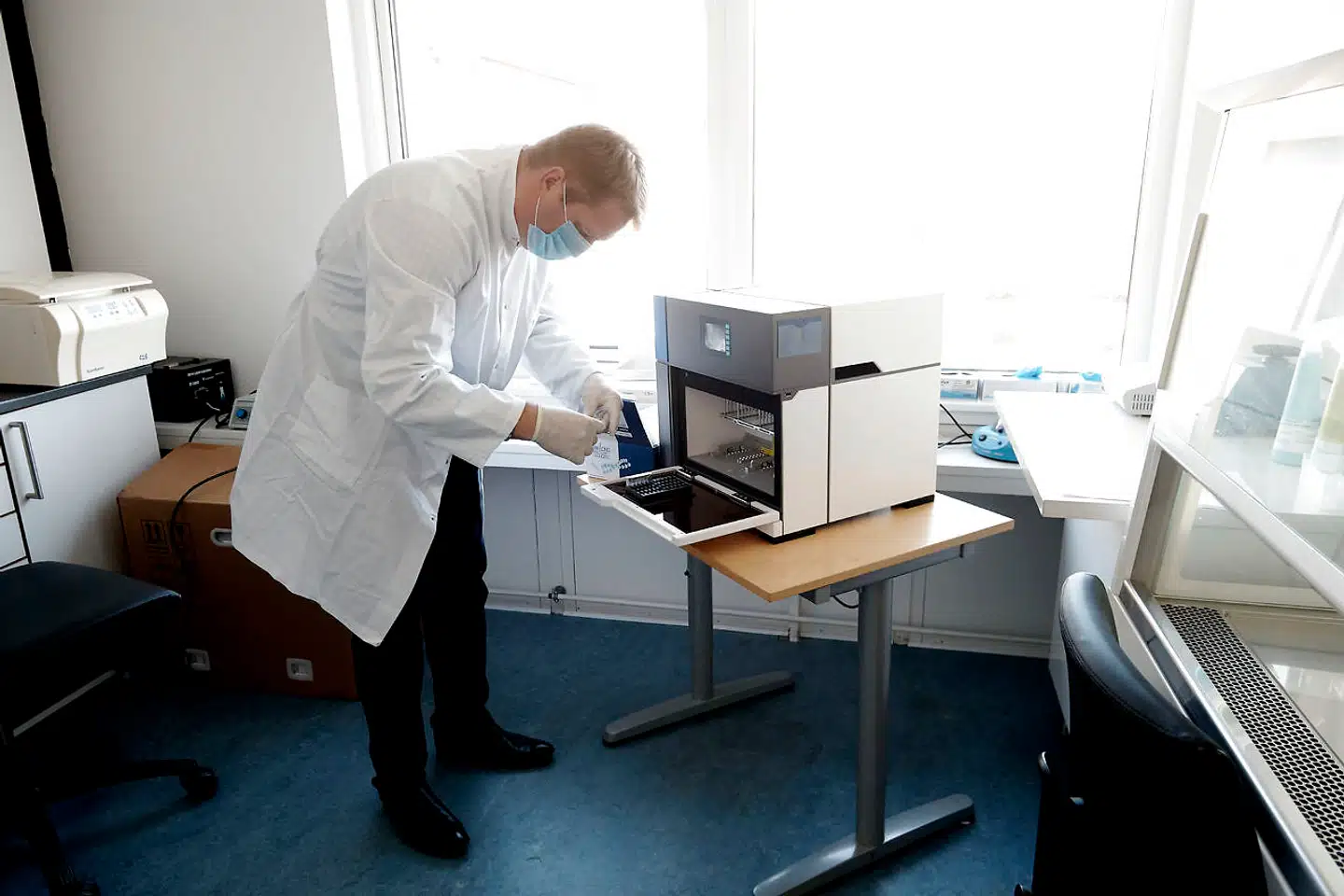 Ulf Bech Christensen har firmaet PentaBase i Odense og kan hjælpe med at udføre covid-19 test. Han vil nu tilbyde test til private virksomheder, sådan at de kan komme i gang med arbejdet og produktionen på fornuftig vis.