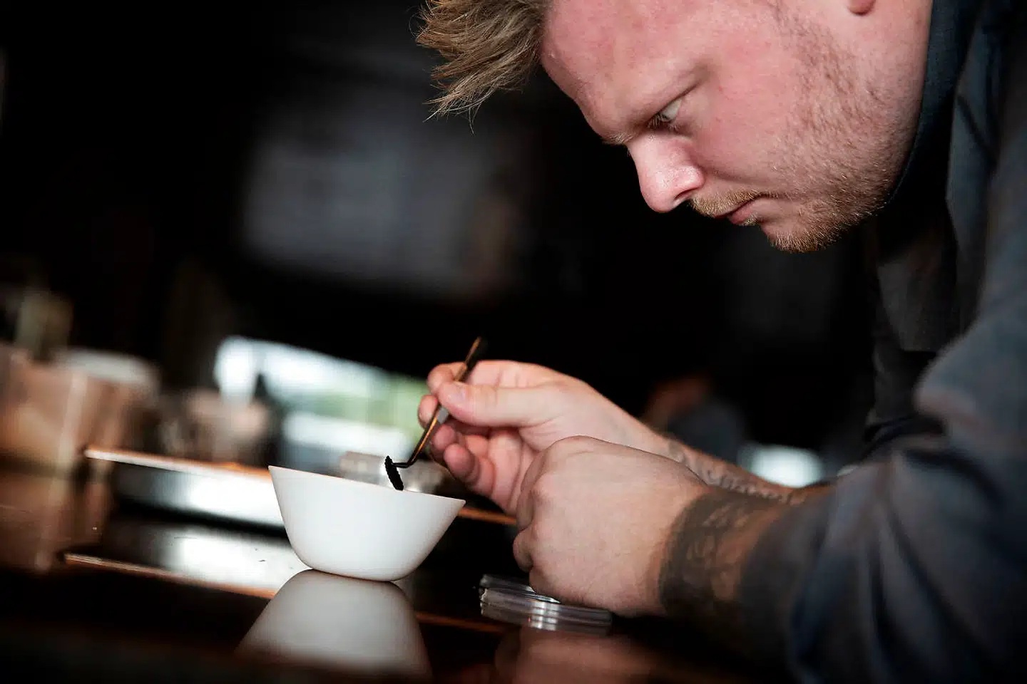 Rasmus Munk står i spidsen for Alchemist på Refshaleøen, som nåede at blive en af de mest hypede nye restauranter i verden, inden restaurationslivet lukkede. Alchemist serverer hele 50 retter i flere forskellige rum.