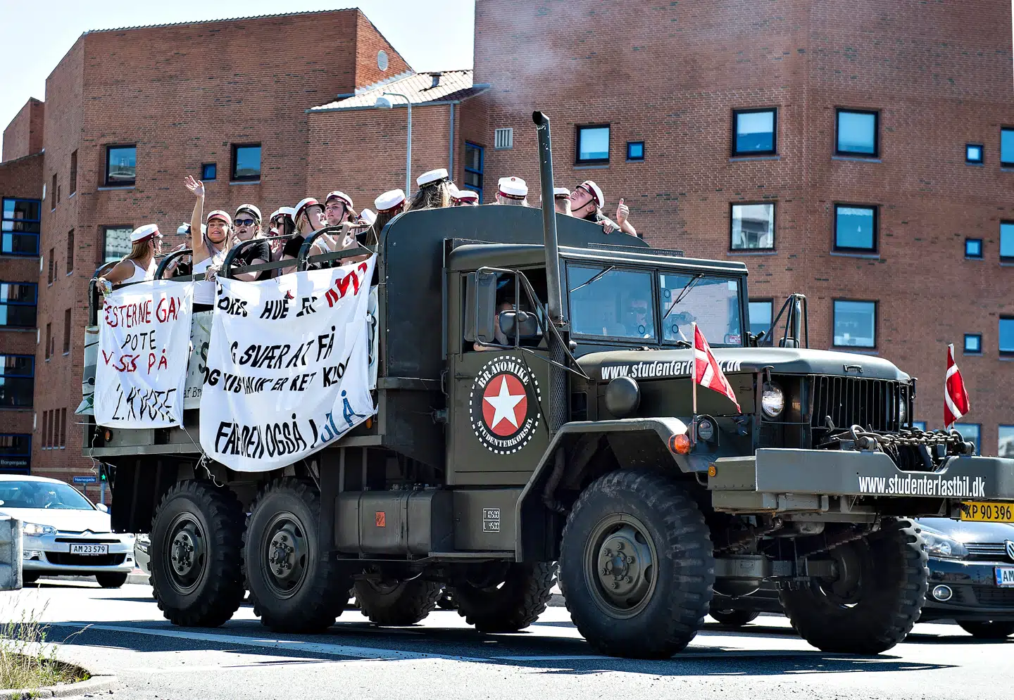 (ARKIVFOTO) Studenter fra Aalborg på vej over Limfjordsbroen i en militærlastbil (Foto: Henning Bagger/Ritzau Scanpix).