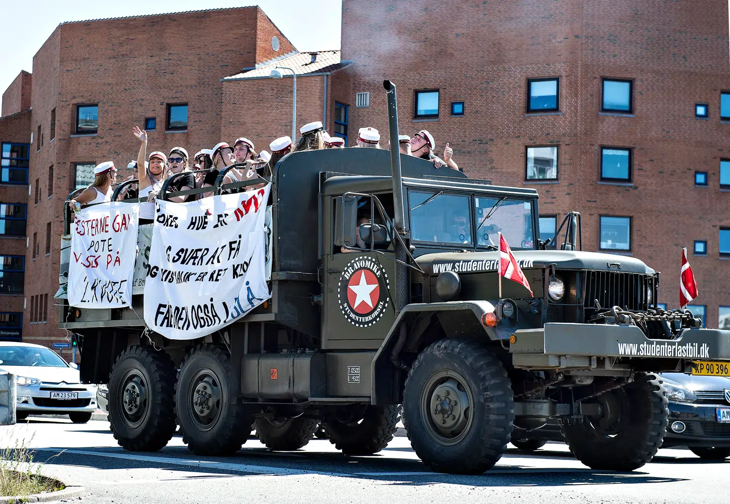 (ARKIVFOTO) Studenter fra Aalborg på vej over Limfjordsbroen i en militærlastbil (Foto: Henning Bagger/Ritzau Scanpix).