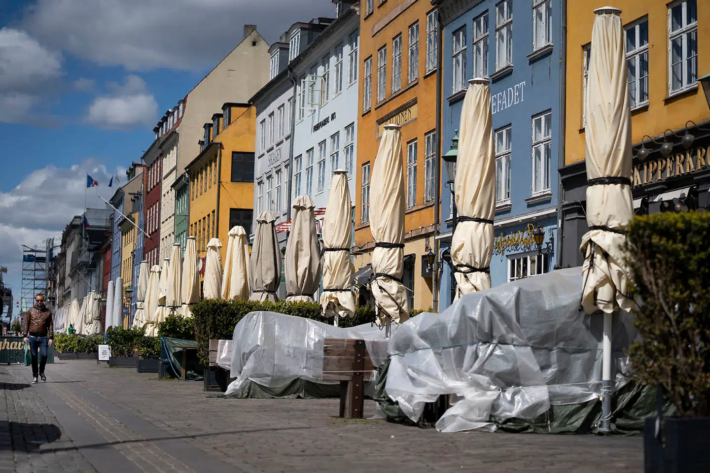Nyhavn torsdag den 14. maj 2020. Barer og resturanter har været lukket under Coronakrisen men mandag den 18. maj må der igen åbnes. (Foto: Liselotte Sabroe/Ritzau Scanpix)