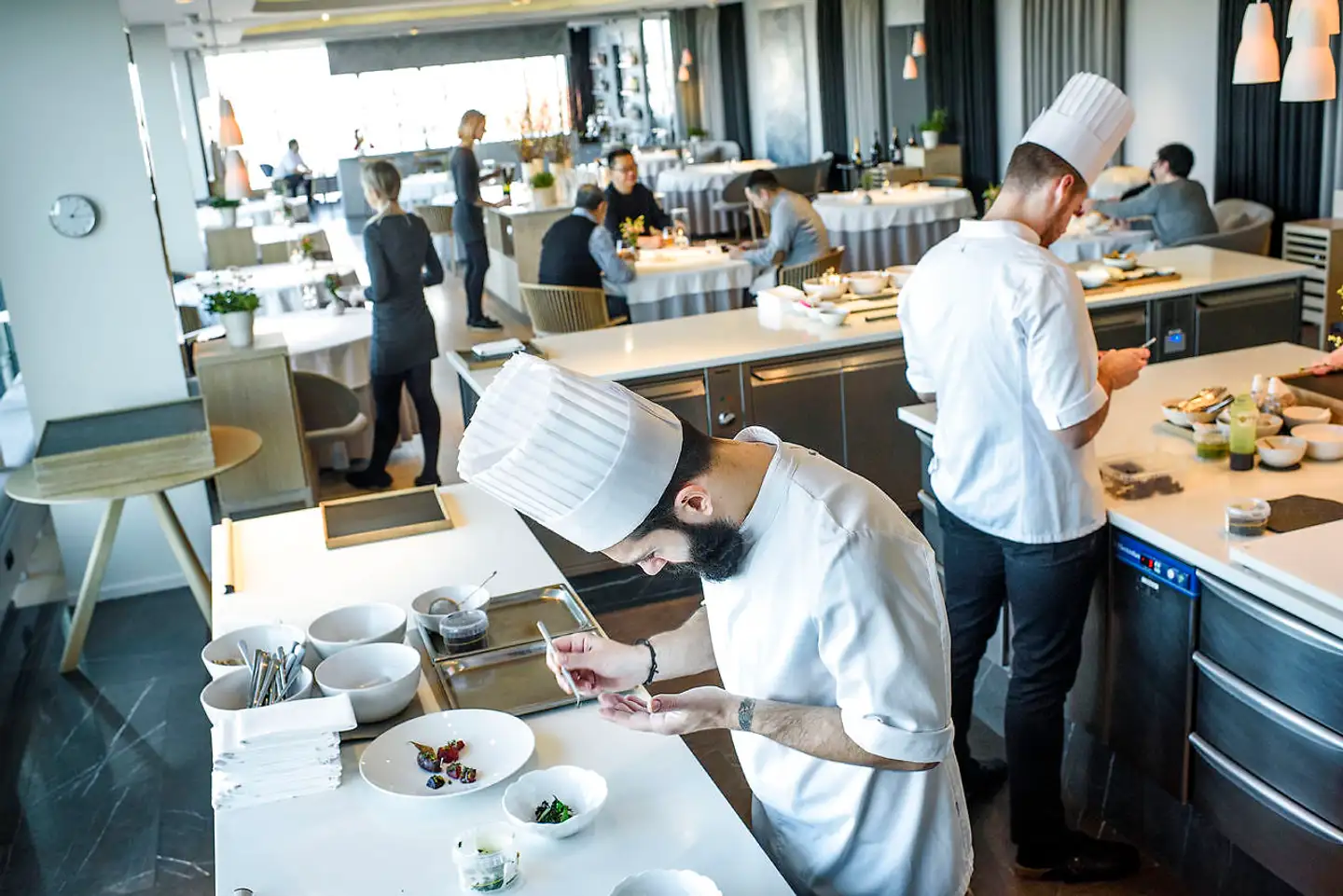Alle restauranter, der ikke sælger takeaway, har siden marts haft lukket. Fra på mandag kan de åbne igen, og nu er retningslinjerne, som Geranium i Parken og andre restauranter skal overholde, klar.